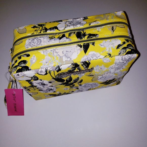 Betsey Johnson Handbags - HP🎉🎉🎉🆕️ Betsey Johnson Cosmetic Bag